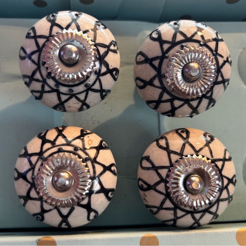 Set of 4 ceramic drawer knobs